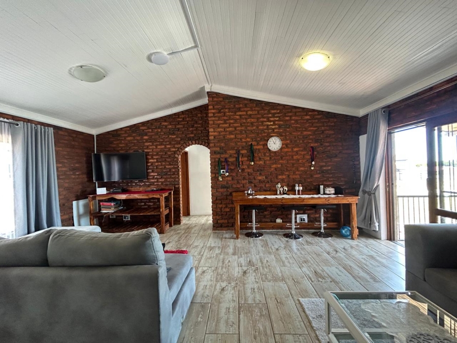 5 Bedroom Property for Sale in Wavecrest Eastern Cape